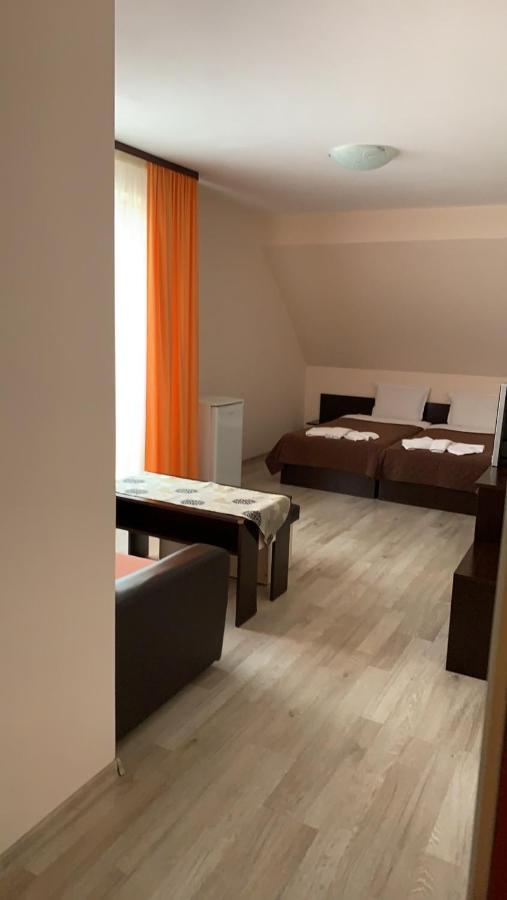 נסבר Hotel Topalovi מראה חיצוני תמונה