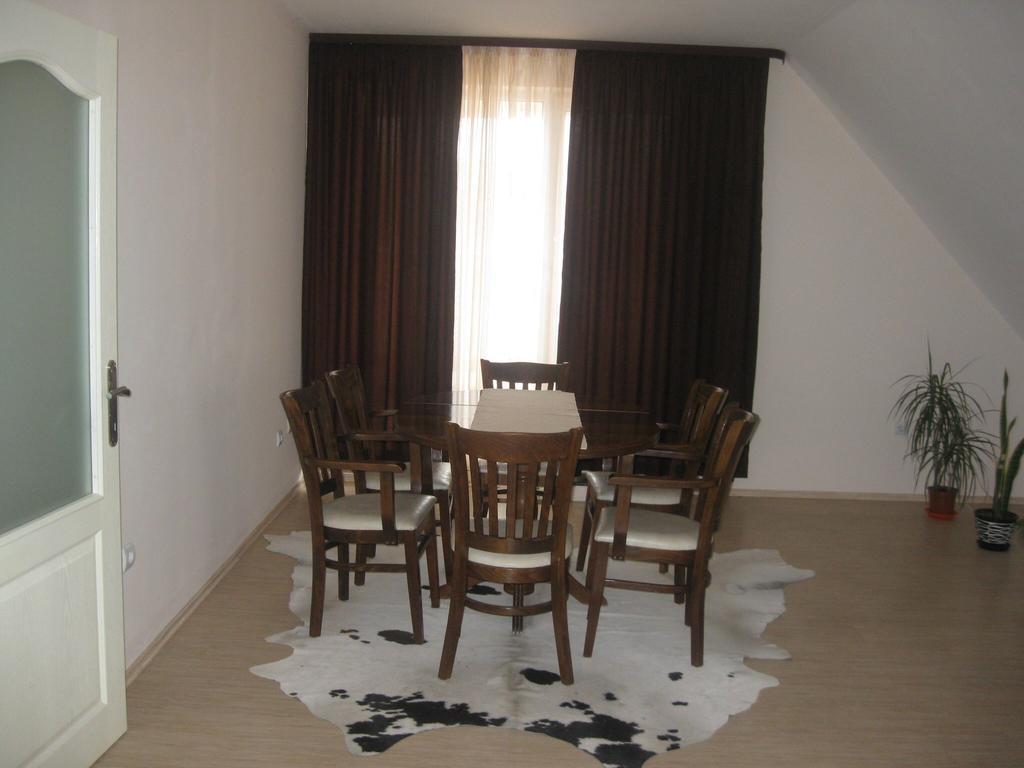 נסבר Hotel Topalovi מראה חיצוני תמונה